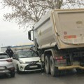 Kamion gurao putničko vozilo Lepeničkim bulevarom, nezgoda ipak bez većih posledica
