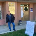 Poljoprivrednik iz Žitorađe prekinuo protest ispred Opštine zbog zdravlja