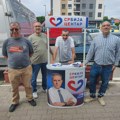 Dva štanda, dve političke poruke: Ekipa portala „Volim Zrenjanin“ na Velikoj pijaci u Zrenjaninu Dešavanja na Velikoj pijaci…