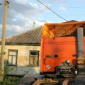Kamion udario u kuću: Meštani upozoravaju, šleperi i autobusi svakodnevno prolaze kroz usku ulicu u Čačku
