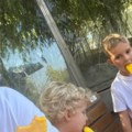 Veljko Ražnatović odveo sinove u zoološki vrt! Seli na klupu da pojedu sladolet, pa mališane snimio dok hrane jelena: "Bravo"…