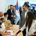 Glasao Aleksandar Vučić: Sa suprugom Tamarom izvršio građansku dužnost (foto, video)
