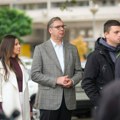 Aleksandar Vučić stigao na biračko mesto: Sa suprugom Tamarom čeka u redu za glasanje (foto, video)