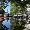 Novi Beograd pod vodom: U Bloku 38 poplava, građani bez čizmi ne mogu do svojih automobila