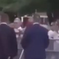 Stravičan snimak atentata na premijera kruži mrežama Fico prilazi okupljenom narodu, odjednom se čuju pucnji (video)