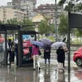 U Rakovici kao posledica nevremena nastao vodopad između zgrada (VIDEO)