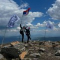 Aleksandar iz Surdulice i Lazar iz Bujanovca sa studentskim zastavama na vrhu Dukat planine