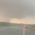 Superćelijski oblak nad mačvom napravio haos: Najjači deo oluje formiran je ovde, dvorišta se bela od grada (foto)