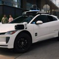 Waymo povlači 1.200 robotaksija