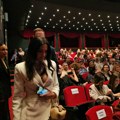 Svi gledaju u dekolte žene Sergeja ćetkovića: Kristina u nikad smelijoj kombinaciji, a pevač je prati u stopu (video)
