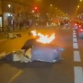 Strava i užas na ulicama Pariza: Obračun huligana i policije - zapaljeni automobili, kante... Ceo grad u plamenu! (video)