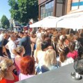 Narod čeka u redu da potpiše peticiju: „Protiv izgradnje Kurtijevih mostova“ za svega 15 minuta potpisalo više od 100 ljudi…