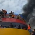 Vatra guta čuveni trajekt, turisti skaču u more da se spasu: Vrište i mole za pomoć, šire se potresni snimci