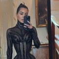 Kim Kardašijan se uvukla u nikad manji korset: Iako je poslednji put dobila ožiljke, rijaliti zvezda ne odustaje (foto)