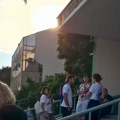 Ispred zgrade Tehnološkog fakulteta studenti i građani, profesora nema