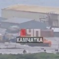 Talasi udaraju u obalu, voda guta sve: Prvi snimci cunamija posle razornog zemljotresa u Rusiji (video)