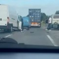 Težak udes na ulazu u Beograd: Srča rasuta po putu, stvaraju se zastoji