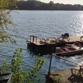 Na tarzan plaži kafa košta manje od 200 dinara! Na njoj nema luksuza, ali ima sve što vam može zatrebati