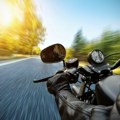 Zašto se trese upravljač na motociklu kada se puste ruke?