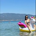 Posle dva porođaja ima telo za medalju Jelena Pešić pozirala u vodi, a svi se pitaju kako sve postiže: "Mora da joj neko…