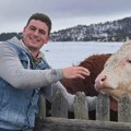 Imanje mu zavejao sneg: Luka je napustio grad i otišao da živi na selo, sada pokazao kako izgleda život tokom hladnih dana