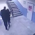 (Uznemirujuće) monstruozan snimak iz Turske Direktor škole gurnuo niz stepenice autistično dete!