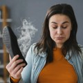 Patike i cipele imaju užasan miris čim ih izujete? Ovaj trik za 100 dinara rešava problem preko noći