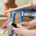 Mobilni telefoni u učionici: Da li su potrebne strože zabrane ili bolja pravila korišćenja