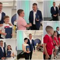Nagrađeni učenici generacije i učenici koji su osvojili neko od prva tri mesta na republičkim takmičenjima