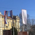 Toplica čeka Vučića, vlast okačila „bele zastave“ na više lokacija u Prokuplju
