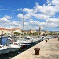 Ona mrtva ladna kupuje na kiosku, a on mrtav pijan leži na podu! Ovako izgleda ako odlučite da letujete u Splitu (foto)