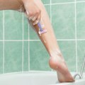 Viralni trik za brijanje nogu oduševio žene širom sveta: „Doslovno mi je trebalo pet sekundi za celu nogu“