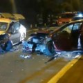 Teška saobraćajna nesreća u Rakovici: 3 automobila potpuno smrskana, 3 osobe prevezene u Urgentni (video)