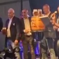 (VIDEO) Gorki prvi gutljaji piva: Predstavnici novosadske i pokrajinske vlasti izviždani na festivalu piva