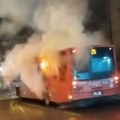 Autobus u dimu! Neverovatan prizor na Voždovcu: Putnici u strahu napustili vozilo! (video)
