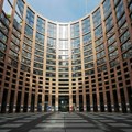 Poljoprivrednici gađali Evropski parlament jajima