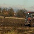 "Šta će, ne može na njivi da ga ostavi": Urnebesan snimak vožnje traktora kod Požarevca: Jedan točak na mestu, drugi…