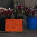 "Kupi ti njemu, kad on već nije tebi" Mladići sa Zvezdare smislili originalan način da prodaju cveće (foto)