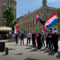 Stoje pred pravoslavnom crkvom u Zagrebu, mašu crnim zastavama i pevaju Tompsonove pesme