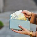 Objavljeni podaci: Ne rade, a primaju do 2.000 evra mesečno