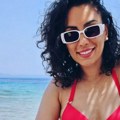 Gazi četvrtu deceniju: Pevačica pokazala kako izgleda u bikiniju (foto)