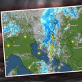 Olujna zver se nadvila nad balkanom! Na Srbiju udara iz dva pravca, u ovim zemljama već počeo haos: Vetar lomi roletne, bujice…