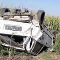 Jeziva nesreća kod Bačke Palanke: Automobil završio na krovu, motor izleteo iz vozila: Ima povređenih (foto)
