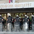 Novi skup ispred Filozofskog u Novom Sadu na poziv studenata u blokadi, policija ispred ulaza