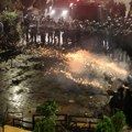 Ulice gore, haos sve veći! Demonstranti upali u dvorište predsedničke palate, policija ispaljivala suzavac i vodene topove…