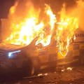 Zapaljen policijski kombi, demonstranti nosili vile okršaj!? Veliki neredi u Dablinu ispred azilantskog hotela (video)