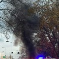 Požar kod topčiderca! Ogromna buktinja guta vozilo: Saobraćaj u prekidu (video)