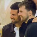 (Foto, video) Novak „zapalio“ Los Anđeles: Izgrlio se sa Dončićem, pričao sa Lebronom