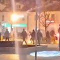 Masovna tuča navijača u centru grada! Grobari se žestoko tukli na ulici! Letele baklje, huligani nosili šipke i palice - ima…