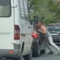 (Uznemirujuće) Brutalna tuča nasred ulice: Besni suvozač izleteo iz kombija i počeo da pesniči vozača drugog automobila (video)…